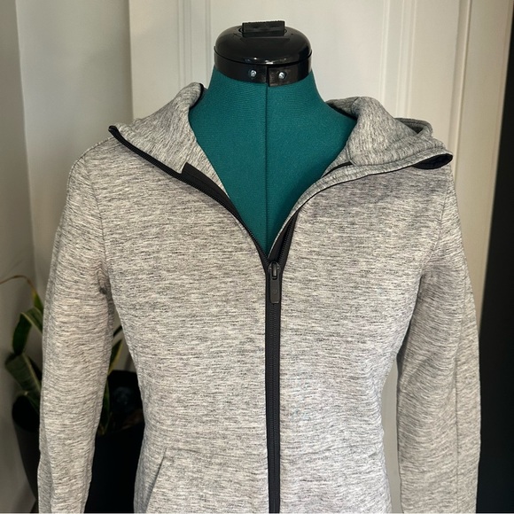 Lululemon • Going Places Hooded Jacket
Heathered Space Dyed Medium Grey size 2 - Picture 2 of 16
